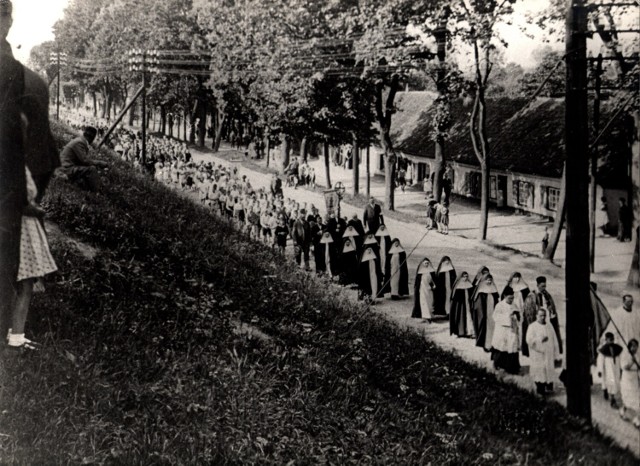 Pielgrzymka Polaków katolików do sanktuarium w 1935 r. W prawym dolnym rogu, Na czele pochodu bł. ks. Franciszek Rogaczewski, jeden z Męczenników Gdańskich