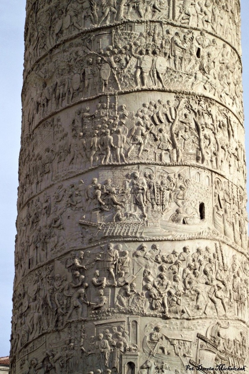 Kolumna udekorowana spiralnym reliefem wyobrażającym sceny z...