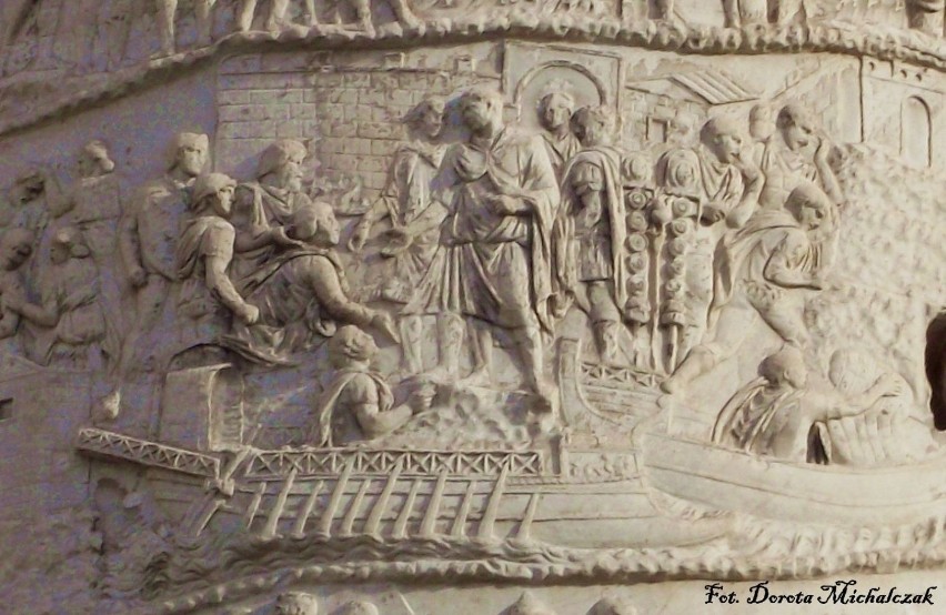 Detal reliefu z kolumny Trajana. Dokumentalna wizja rodzajów...