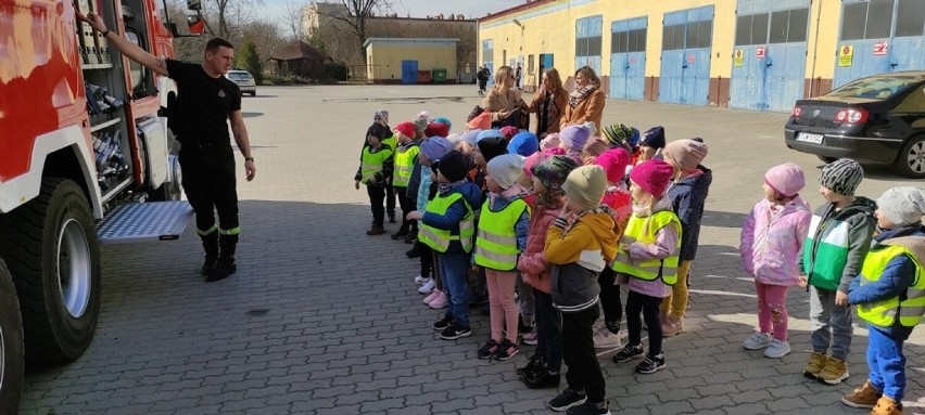 We Włoszczowie przedszkolaki odwiedziły strażaków. Zobacz zdjęcia