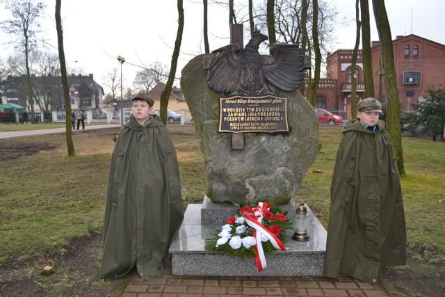 Solec Kujawski Narodowy Dzień Pamięci Żołnierzy Wyklętych uczcił w minioną sobotę. Mszą św. w tzw. białym kościele, potem uroczystościami przy Pomniku Niepodległości, przed którym wartę zaciągnęli soleccy harcerze. Obok kościoła, na placu Solidarności, dr Marek Szymaniak z bydgoskiego oddziału IPN otworzył wystawę „Nie jesteśmy żadną bandą. My jesteśmy z miast i wiosek polskich.  5. Wileńska Brygada AK” na Pomorzu. Po godz. 12 wyruszył z placu Solidarności bieg otwarty ku czci Żołnierzy Wyklętych. 2 km trasę pokonało około 130 biegaczy. Uroczystości były też w Soleckim Centrum Kultury.


Wartę przy pomniku zaciągnęli harcerze