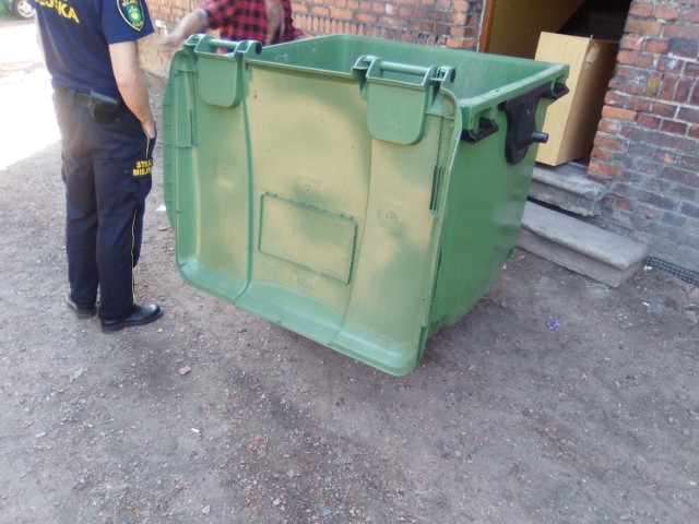 Mieszkaniec chciał przewieźć meble kontenerem na śmieci