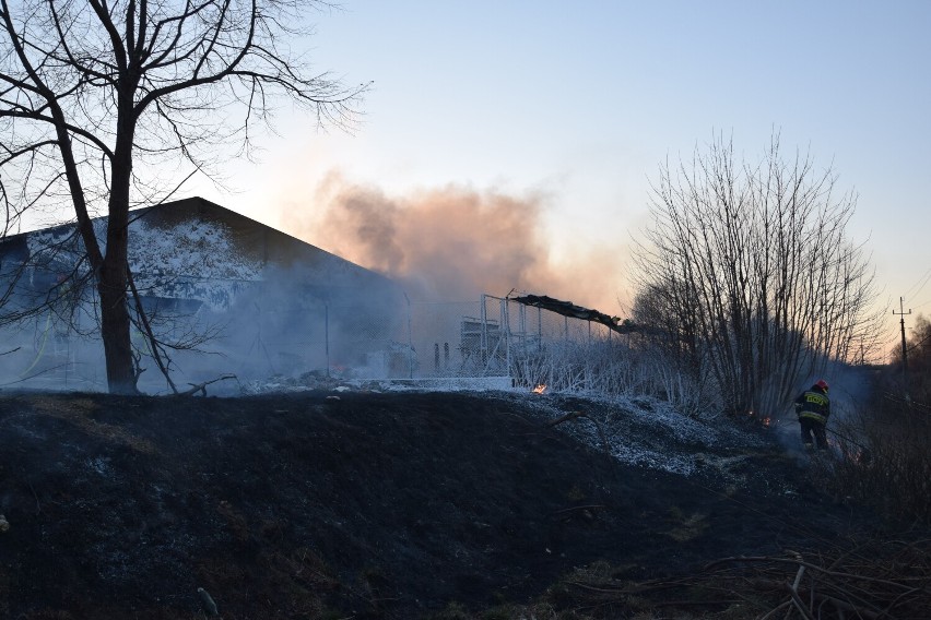 Niebezpieczny pożar w Szczecinku. Pali się magazyn z pobliżu stacji paliw [zdjęcia]