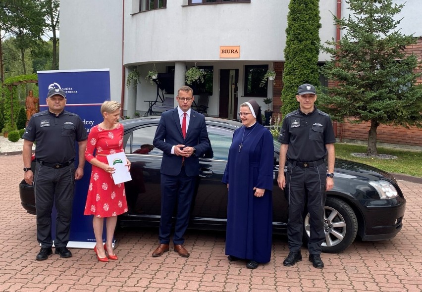 Placówka Nasz Dom w Tuligłowach  otrzymała samochód z ministerstwa. Zobacz zdjęcia