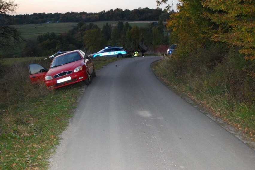 Wypadek w Zalesiu koło Przemyśla. Rowerzysta zahaczył kierownicą o lusterko daewoo lanosa [ZDJĘCIA]