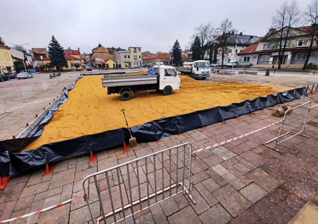 Na Placu Kazimierza Wielkiego w Brzesku powstaje sezonowe lodowisko, zostanie uruchomione 4.12.2021