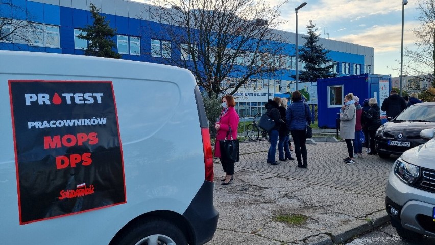 Legnica: Pracownicy MOPS-u i DPS-u protestują oddając krew w szpitalu