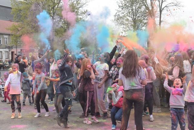 W sobotę - 30 kwietnia - odbyło się Święto Holi, znane również jako Święto Kolorów w Krośnie Odrzańskim. Po raz kolejny plac przed Zamkiem Piastowskim stał się kolorowy. Byliście? Szukajcie się na zdjęciach! >>>