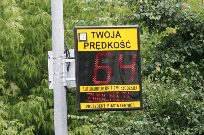 Pomiar prędkości na ulicy Złotoryjskiej w Legnicy (ZDJĘCIA)
