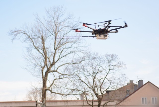 Dron radomskich strażników miejskich może wzbić się na wysokość 30 - 50 metrów. Specjalne czujniki, w które jest wyposażony na bieżąco analizują skład dymu wydobywający się z kominów.