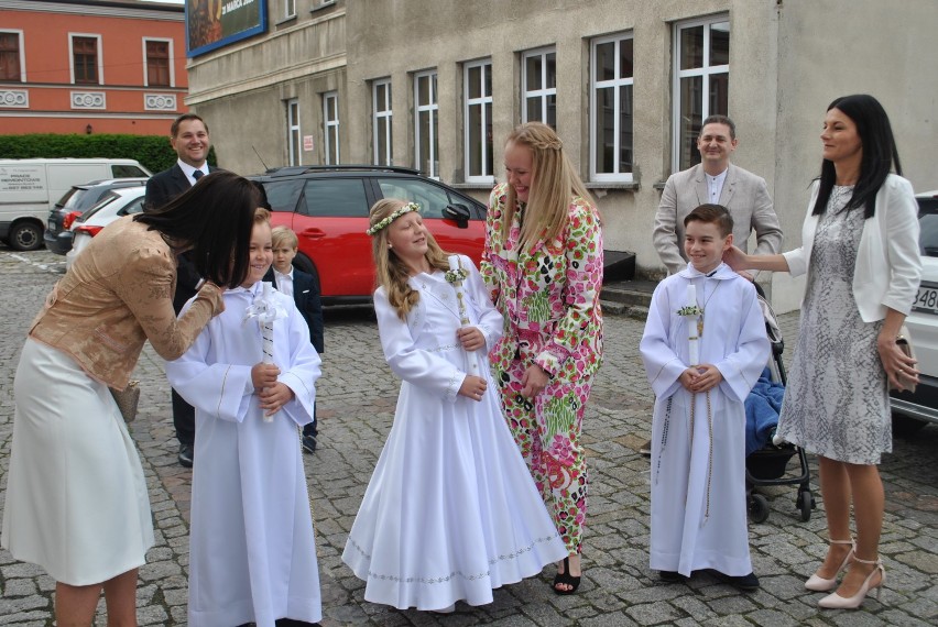 Przed kościołem farnym w Wolsztynie dzieci przyjęły...