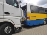 Wypadek na drodze krajowej nr 46 w Dąbrowie. Ciężarówka uderzyła w autobus PKS-u Opole. Jedna osoba jest ranna