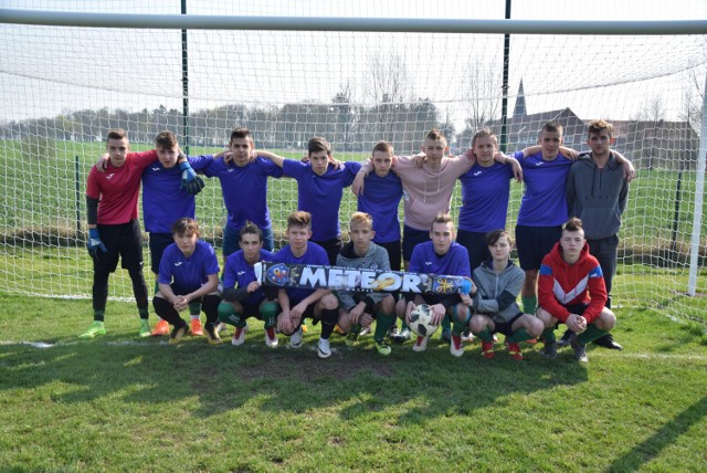 Mecz piłki nożnej w grupie juniorów młodszych: Schnug Chociule kontra Meteor Jordanowo 