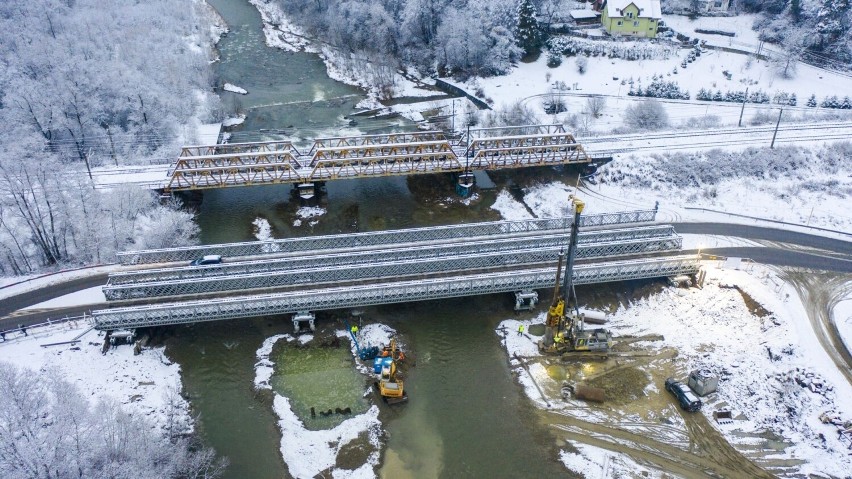 Trwa budowa mostu na Kamienicy w Nowym Sączu. Mimo zimy prace postępują. Kiedy przejedziemy wyczekiwana przeprawą? Zdjęcia z drona