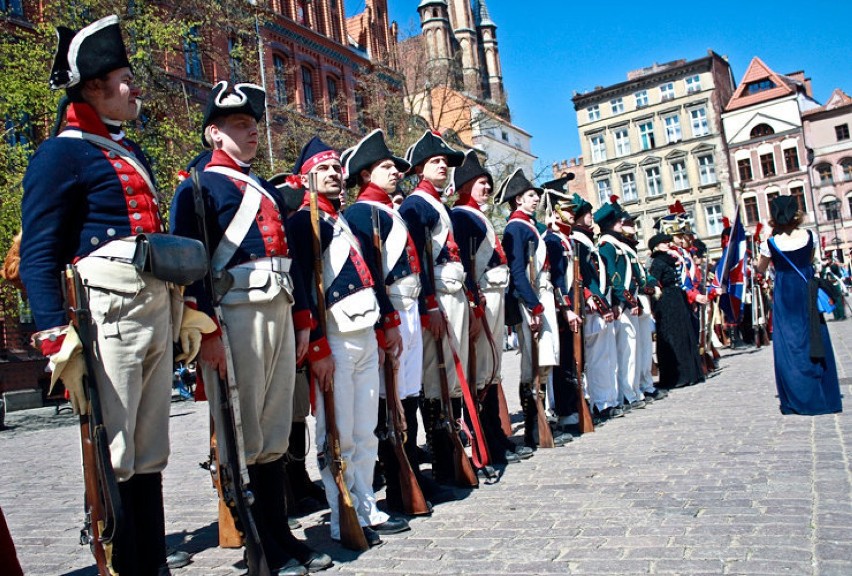 Przed południem Rynek Staromiejski zapełnił się żołnierzami...