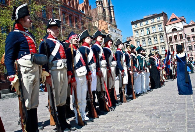 Przed południem Rynek Staromiejski zapełnił się żołnierzami armii Księstwa Warszawskiego i wojskami Napoleona. Tu też rozbili swój obóz. Fot. Łukasz Kołtacki