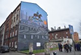 "Kutz na kucu" - Mural upamiętniający Kazimierza Kutza odsłonięto w Szopienicach. Mistrz doczeka się też muzeum swojego imienia?