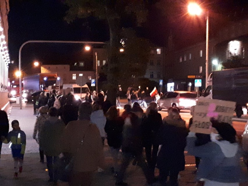 Strajk Kobiet zablokował w środę ulice w Strzelcach Opolskich. Protest przeciwko zaostrzeniu przepisów aborcyjnych
