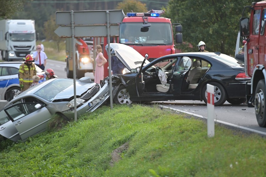 Wypadek dwóch samochód na drodze krajowej nr 55 w Mokrem w...