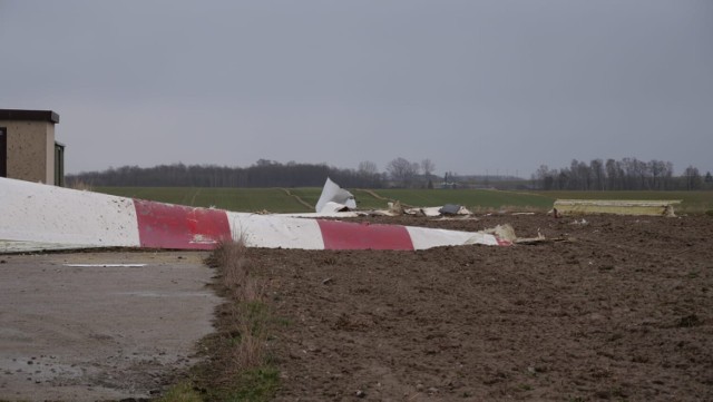 Wichura zniszczyła elektrownię wiatrową w Dmeninie w gm. Kodrąb