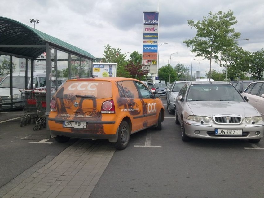 Każdy parkuje tak jak potrafi... Tu kierowca się chyba...