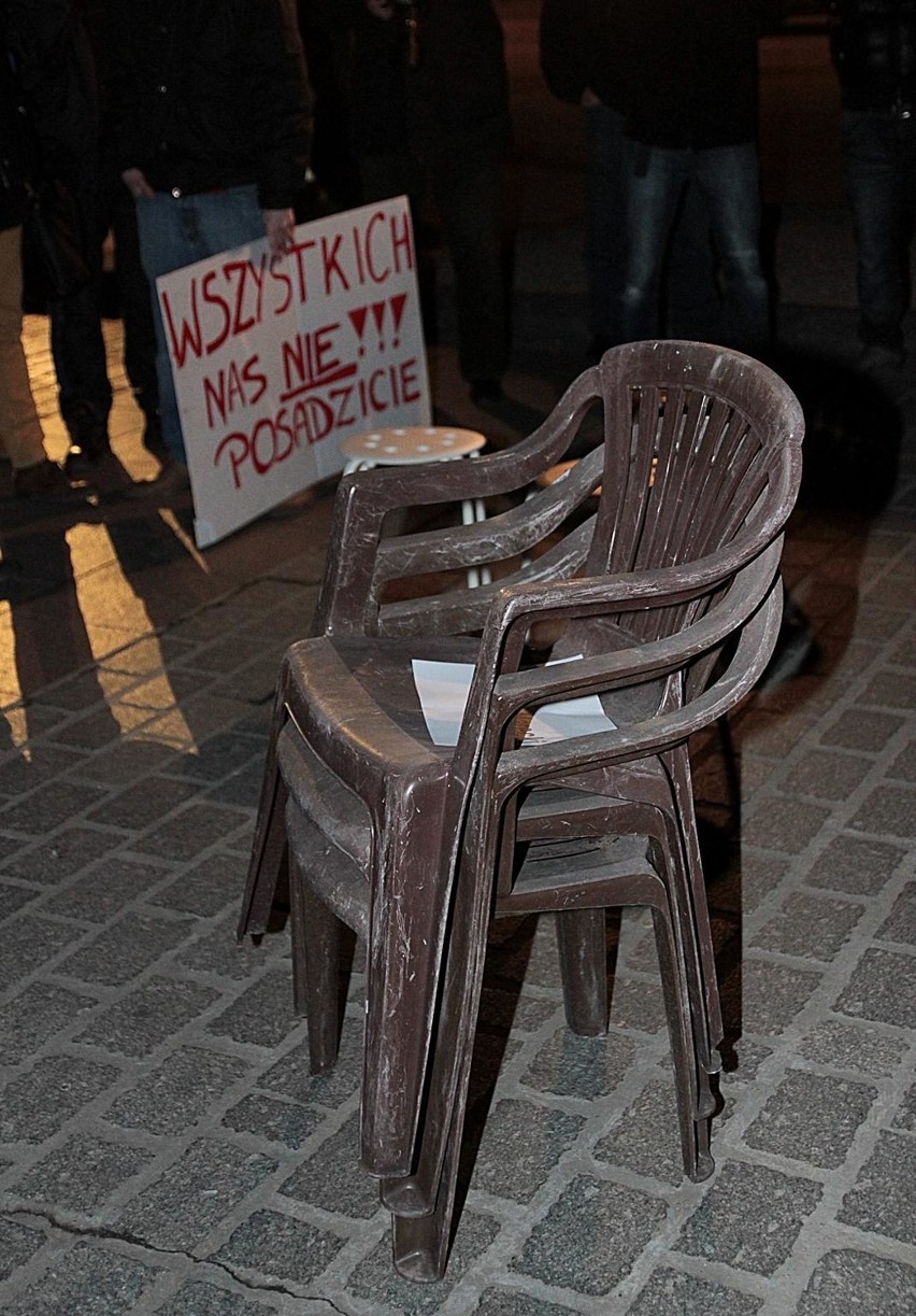 Protest z krzesłami w Krakowie [ZDJĘCIA]