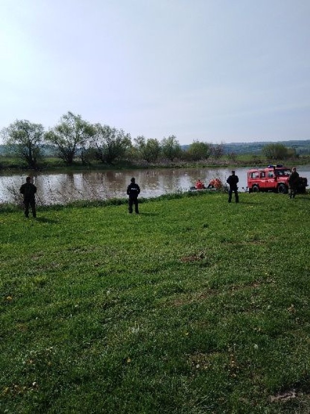 Funkcjonariusze, wspierani przez strażaków ochotników i żołnierzy WOT-u, sprawdzają brzegi rzeki. Wczoraj, w rejonie odnalezienia auta, rzekę sprawdzono z użyciem sonaru.