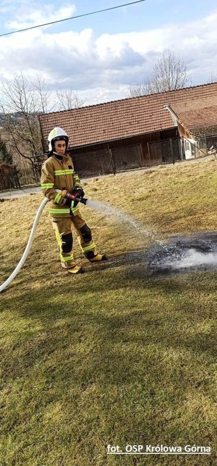 Królowa Górna. Strażacy gasili pożar sadzy w domu jednorodzinny. Druhowie apelują o rozwagę [ZDJĘCIA]