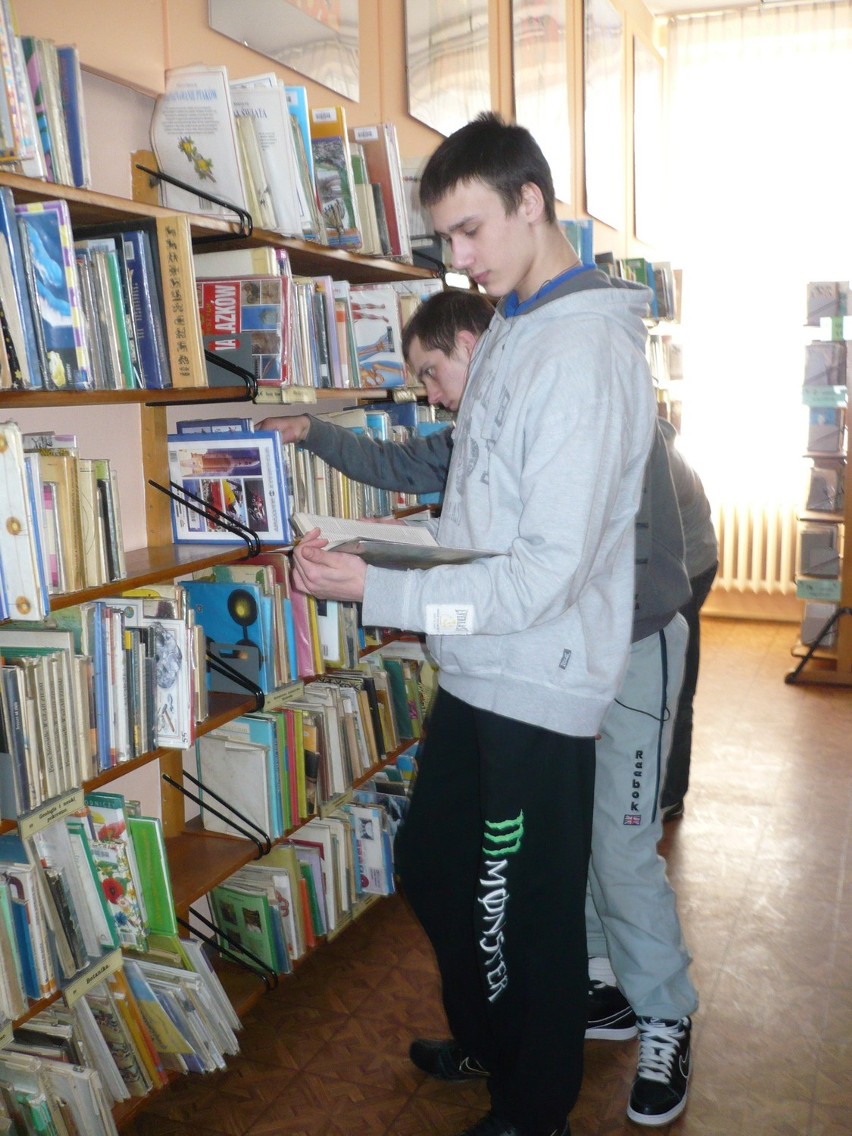 Uczniowie MOW w Malborku uczęszczają na zajęcia w bibliotece dla dzieci i młodzieży