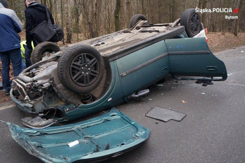 Wypadek w Bytomiu. Dachował samochód, zginęła 18-latka [ZDJĘCIA, WIDEO]