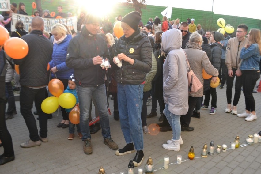 Kilkaset osób wzięło udział w manifestacji przed siedzibą Delegatury Kuratorium Oświaty w Tczewie [ZDJĘCIA]