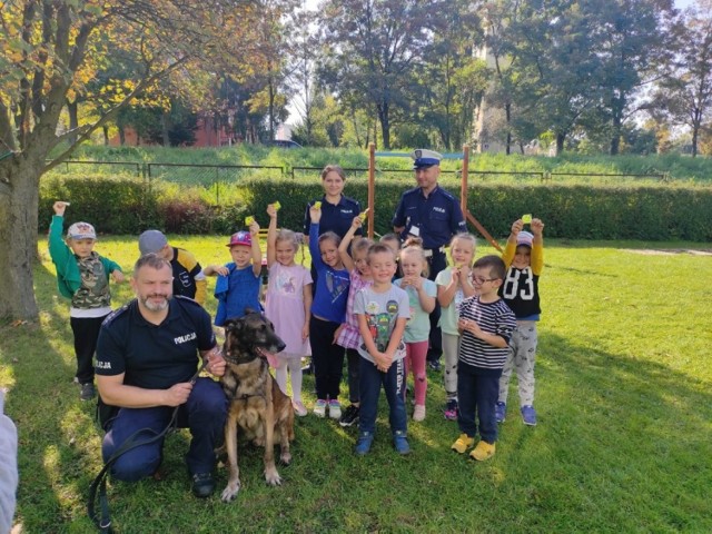 Policjanci odwiedzają radomskich uczniów, żeby porozmawiać z nimi o bezpieczeństwie.