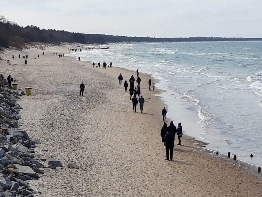 Świąteczne tłumy w Kołobrzegu. Na plaży zachodniej przebojem spacer do falochronu