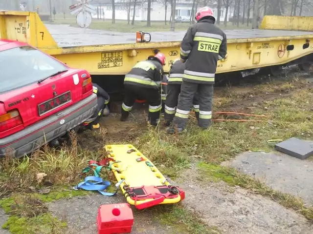 KM PSP w Koninie. Ćwiczenia na terenie huty