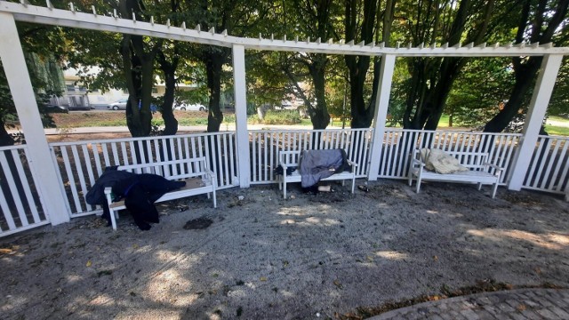 Pół roku temu bezdomni spędzali czas m.in. na ławkach przy nowej pergoli w zrewitalizowanym Parku Róż. U progu wiosny nie są zbyt widoczni w centrum Gorzowa.