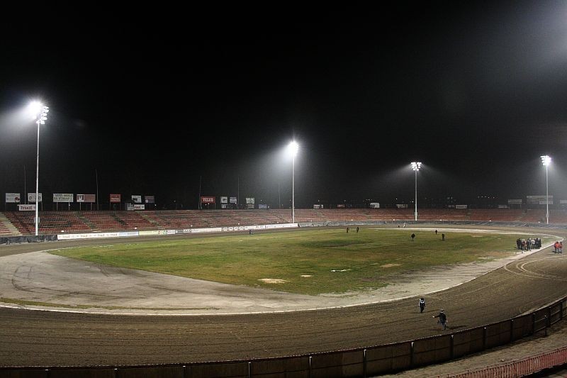 Gniezno: Na stadionie jest już sztuczne oświetlenie. Dokonano oficjalnego odbioru