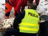 Tragiczne dachowanie w Leśnicach. Kierowca zmarł w szpitalu ZDJĘCIA