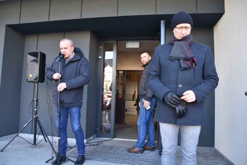 Opalenica: Oddali hołd prezydentowi. Stoją #MuremzaOwsiakiem