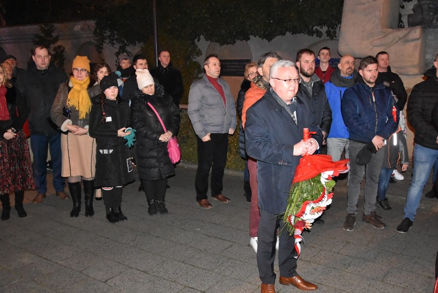 Narodowy Dzień Pamięci Żołnierzy Wyklętych w Kaliszu. Złożyli kwiaty w ogrójcu klasztoru jezuitów ZDJĘCIA