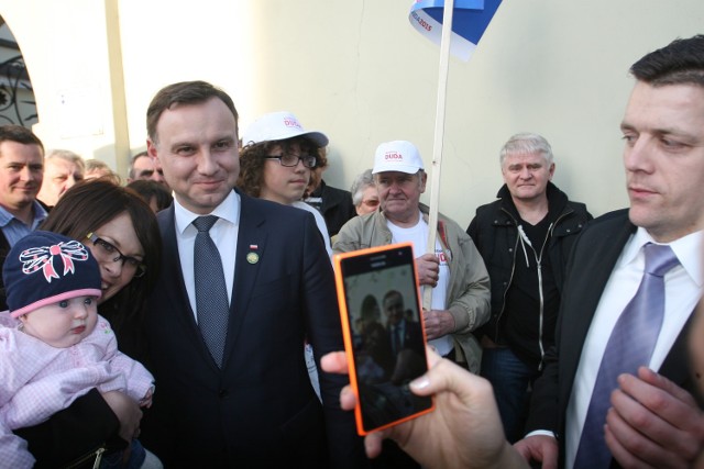 Andrzej Duda podczas kampanii wyborczej przyjechał do Nowego Sącza i Grybowa dudobusem. Fotografował się ze swymi sympatykami. Dziś chwalą się na Facebooku selfie z prezydentem RP