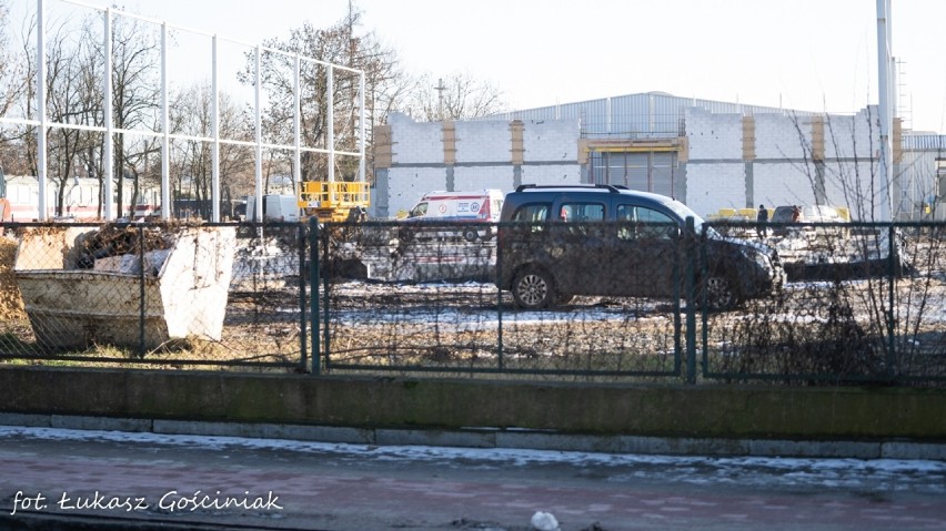 TRAGICZNY WYPADEK: 51-letni pracownik z Wielkopolski spadł z rusztowania. Zginął na miejscu [ZDJĘCIA]