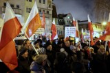 Protest w obronie polityków PiS pod poznańskim oddziałem TVP