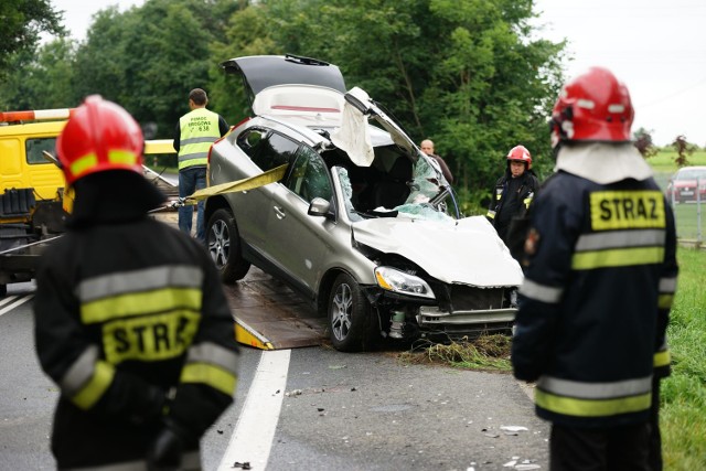 Wypadek na DK 94 w Modlicy. Tir zderzył się czołowo z osobówką. Trzy osoby ranne