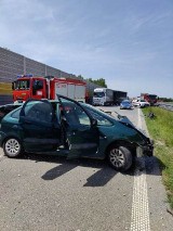 31-latka uderzyła citroenem w barierki na S-8. Ruch zablokowany ZDJĘCIA