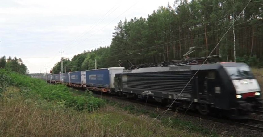 Naczepę do transportu intermodalnego ładuje się na pociąg,...