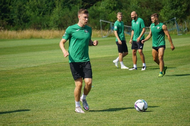 Piłkarze Radomiaka we wtorek pokonali Jagiellonię Białystok 4:1 w sparingu i udali się do Gniewina na obóz. Drużyna przebywać będzie tam do niedzieli. W piatek zielonych czeka mecz towarzyski z Lechią Gdańsk, natomiast w sobotę z Olimpią Elbląg. Środa była pierwszym dniem pracy na obozie. Zieloni dwukrotnie trenowali na dobrze przygotowanych boiskach przy hotelu Mistral Sport. Pomiędzy zajęciami piłkarze korzystają z odnowy biologicznej i siłowni, a w środowy wieczór wreszcie był czas na trochę oddechu, więc niektórzy z zawodników oglądali mecz Euro 2020: Anglia - Dania. Czwartek będzie wyglądał bardzo podobni. 

ZOBACZ NA KOLEJNYCH SLAJDACH ZDJĘCIA Z OFICJALNEJ STRONY ====>>>>