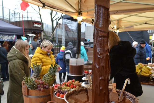 Mimo pogody na festiwal czekolady na chorzowskim rynku przyszło stosunkowo dużo ludzi. Także warsztaty cukiernicze cieszyły się powodzenia.