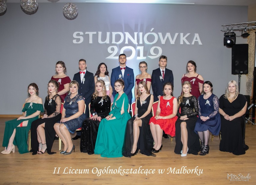 Studniówka 2019 II LO w Malborku. Zdjęcia grupowe maturzystów