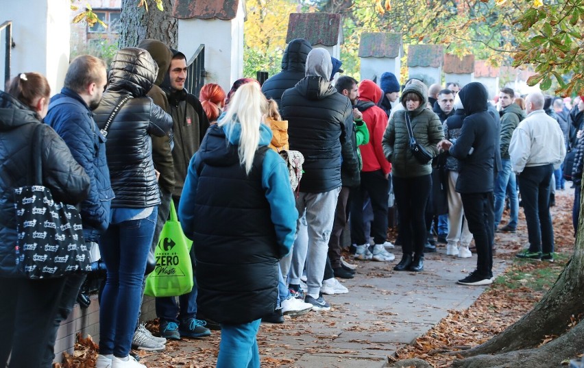 Kolejki Ukraińców na Pogodnie, pod konsulatem