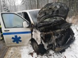 Pożar samochodu medycznego na drodze pod Tarnowem. Pojazdem przewożony był materiał do badań